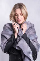 Pashmina grande gris oscuro con lana merino en tonos de grises, afieltrada a mano.