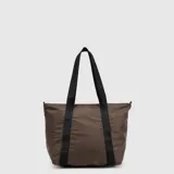 Bolso tipo tote color amarillo, de diseño acolchado con costuras horizontales. Cuenta con doble asa de mano y una correa larga ajustable y extraíble. Incluye un pequeño detalle de etiqueta lateral.