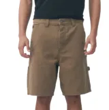 Bermuda estilo carpenter de Quiksilver, color verde oliva, con cierre de botón y cremallera, bolsillos laterales y trabillas para cinturón.