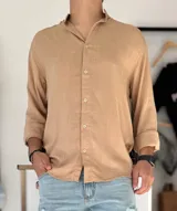Camisa de lino color camel con cuello mao y manga larga.