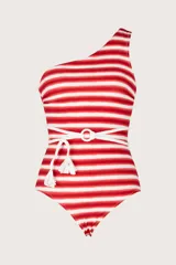 Traje de baño entero de una sola pieza con diseño asimétrico de un solo hombro. Presenta un estampado de rayas horizontales rojas y blancas, y un cinturón blanco de cuerda con borlas y un aro central.