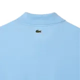 Polo celeste de piqué de algodón con cuello clásico, tapeta de dos botones y estampado de parches con motivos de viaje en el pecho.