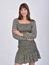 Blusa corta con estampado floral en tonos beige y negro, escote cuadrado y mangas largas abullonadas con puños elásticos.