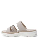Sandalias de plataforma con diseño de tres tiras, combinando texturas lisas y con relieve en tonos beige y rosado. Cuenta con cierre de velcro ajustable y suela ergonómica blanca.