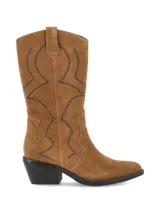 Bota de caña alta estilo texano en cuero gamuza color marrón cognac, con punta fina, taco acuñado y apliques ornamentales de tachas que forman patrones decorativos en la caña.