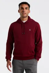 Buzo tipo hoodie de color bordó, con capucha ajustable mediante cordones, bolsillo frontal tipo canguro y logo bordado de la marca en el pecho.