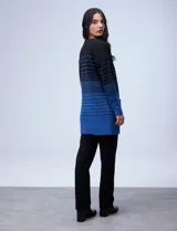 Cárdigan tejido largo marca Ninety, color beige con rayas horizontales negras. Tiene bolsillos delanteros y está confeccionado en acrílico, poliéster y elastano.