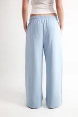 Pantalón jogger gris oscuro de tiro medio, con cintura elástica con cordón ajustable y pernera recta y ancha.