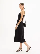 Vestido midi negro de tejido de punto elastizado, con escote recto y breteles finos.