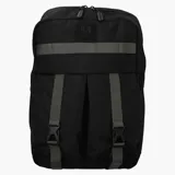Mochila urbana Merrell de color negro con detalles en gris. Cuenta con un compartimento principal con cierre, un bolsillo frontal con solapa y correas ajustables con hebillas de plástico. Presenta una cinta horizontal decorativa y el logo de la marca en la parte superior.