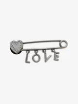 Pin para Crocs plateado con forma de gancho de nodriza, con un corazón decorado con strass y la palabra 'LOVE' colgando.