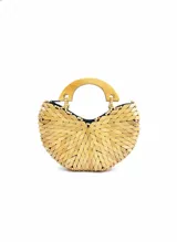 Cartera artesanal rígida de diseño semicircular, confeccionada con piezas de madera ensambladas en tono amarillo y asas circulares de madera.