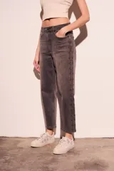 Pantalón de jean gris oscuro con efecto lavado y apliques de strass en los laterales.