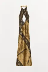 Vestido largo de viscosa con estampado floral y diseño de paneles diagonales en tonos tierra. Presenta cuello halter con cierre de botones y abertura frontal en el pecho, dejando los hombros al descubierto.