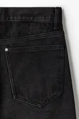Bermuda de cinco bolsillos en denim de algodón rígido, con corte holgado tipo baggy, tiro caído y pierna amplia.