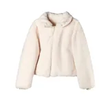 Campera de piel sintética color crudo, con cuello alto y cierre frontal completo.