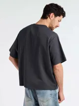 Camiseta de corte oversize color blanco, con cuello redondo y mangas cortas amplias.