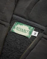 Canguro con capucha color gris oscuro, con cierre frontal y bolsillos tipo canguro.