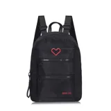 Mochila urbana Las Oreiro de color negro, confeccionada en material sintético resistente. Presenta un diseño minimalista con dos bolsillos frontales con cierre, un aplique de corazón rojo en la parte superior y el logo de la marca estampado en la base. Incluye correas ajustables y un llavero desmontable lateral.