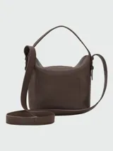 Cartera bucket de cuero marrón texturizado, con solapa frontal con cierre de botón a presión metálico dorado, asa corta superior y correa cruzada ajustable.