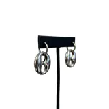 Aros tipo argolla pequeña de acero con dije colgante en forma de eslabón ovalado estilo marinero.