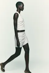 Falda pantalón negra de tiro alto con diseño cruzado y pliegues drapeados en el frente.