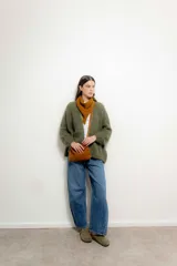 Zueco de gamuza color verde musgo, con diseño de punta redonda, ajuste mediante correa con hebilla metálica y suela de corcho anatómica.