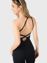 Enterito negro de un hombro con abertura bajo el busto y espalda abierta, con tiras cruzadas y ajustable en la espalda.