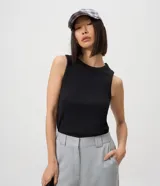Musculosa básica de corte ajustado y diseño sin mangas, confeccionada en ribana de algodón de alto gramaje con cuello redondo.