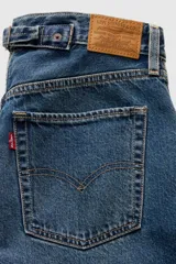 Pantalón de jean azul de tiro medio, con corte holgado y diseño taper.