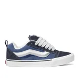 Championes Vans Knu Skool unisex, color azul con detalles en blanco. Diseño de caña baja con lengüeta y cuello acolchados, Sidestripe™ 3D y suela waffle de goma.