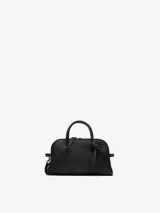 Cartera tipo bowling de cuero granulado negro, con asas superiores, correa ajustable y extraíble, y detalle de lazo en el lateral.