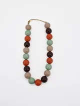 Collar corto de cuentas esféricas grandes de resina en tonos tierra, verde y naranja, con cadena metálica de ajuste.
