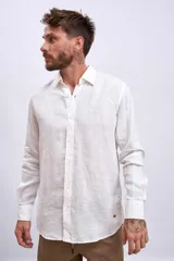Camisa de lino color crudo, de corte recto, con cuello clásico y mangas largas.