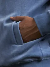 Buzo hoodie gris con capucha y cierre frontal.