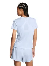 Remera deportiva de manga corta Under Armour, confeccionada en tejido ligero, transpirable y de secado rápido con tecnología de control de olores. Presenta un diseño de cuello redondo y dobladillo superpuesto para mayor ventilación.