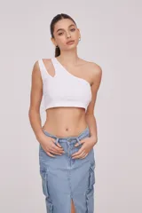 Top corto blanco de algodón, con un solo hombro y corte asimétrico.