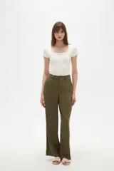 Body de manga corta al cuerpo, color blanco, con cuello redondo y cierre inferior con broches.