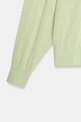 Jersey de punto extrafino con lana, de color verde menta, con cuello redondo y manga larga de hombros caída.