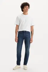Jean Levi's modelo 512 Slim Taper de corte ajustado, con diseño de pierna cónica que se estrecha desde la rodilla hasta el tobillo. Confeccionado en denim elástico de tiro medio con cierre de bragueta.