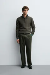 Jersey de punto de corte regular, con cuello perkins y cierre frontal parcial con botonadura. Presenta manga larga y acabados en rib en puños y bajo.