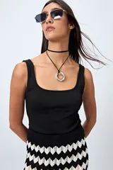 Body negro de tejido de punto con textura acanalada, escote cuadrado y breteles anchos.