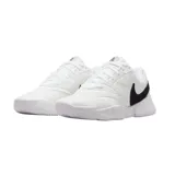 Championes Nike Court Lite 4 de tenis, color blanco con el logo de la marca en negro. Presentan una estructura de malla y refuerzos sintéticos, con suela de goma reforzada para mayor durabilidad y estabilidad en la cancha.