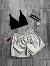 Short plateado con textura simil piel de reptil, cintura elastizada y corte holgado.