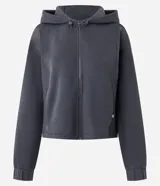 Campera deportiva Get Over de corte regular, confeccionada en tejido texturizado color gris oscuro. Presenta cierre frontal con zíper, capucha con cordones ajustables y mangas largas con puños elásticos.
