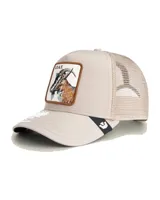 Gorra tipo trucker Goorin Bros, color beige, con visera curva, malla trasera y parche frontal bordado con diseño de una cabra y la inscripción "G.O.A.T.".