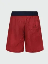 Short de baño rojo con cintura elástica azul marino y cordón de ajuste con ojales metálicos. Presenta el logo circular de Moncler bordado en la pierna izquierda.