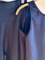 Conjunto negro de lycra de algodón, compuesto por un top corto sin mangas y un pantalón palazzo evasé con bolsillos laterales.