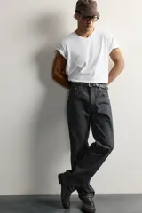 Jeans straight fit de denim oscuro de origen italiano, con tiro bajo, pierna recta y cinco bolsillos. Cierre frontal con botones.
