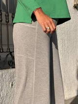 Pantalón tipo palazzo de tiro alto, confeccionado en viscosa elastizada. Presenta un diseño holgado con bolsillos laterales y una faja ancha en la cintura para mayor ajuste y comodidad.